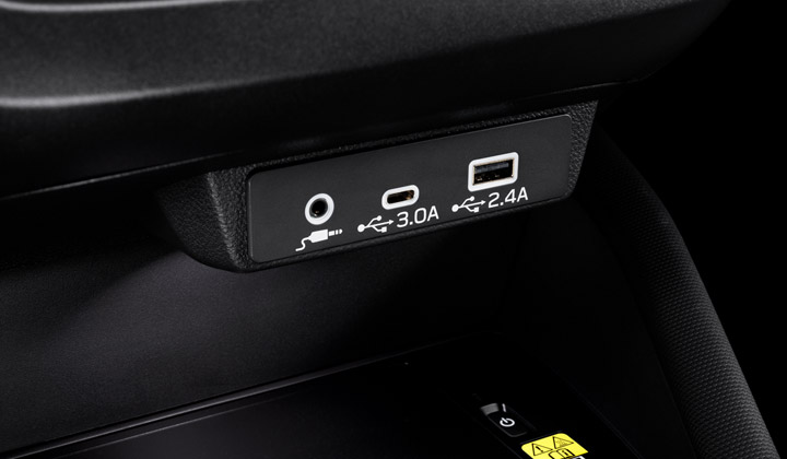 <sg-lang1>Front USB Ports (Type-A and C) and Auxiliary Audio Input Jack</sg-lang1><sg-lang2></sg-lang2><sg-lang3></sg-lang3>